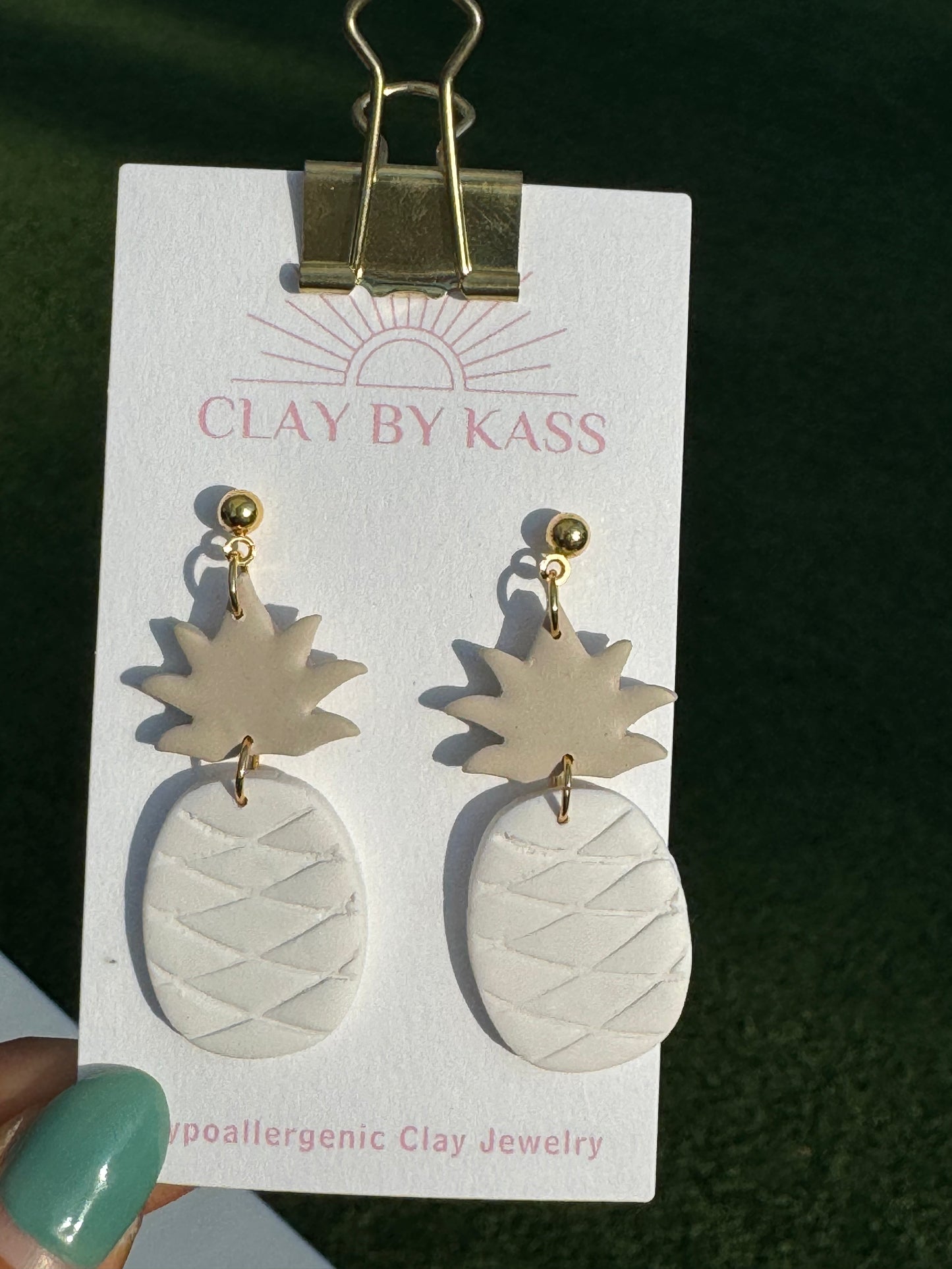 White/Tan Pineaples